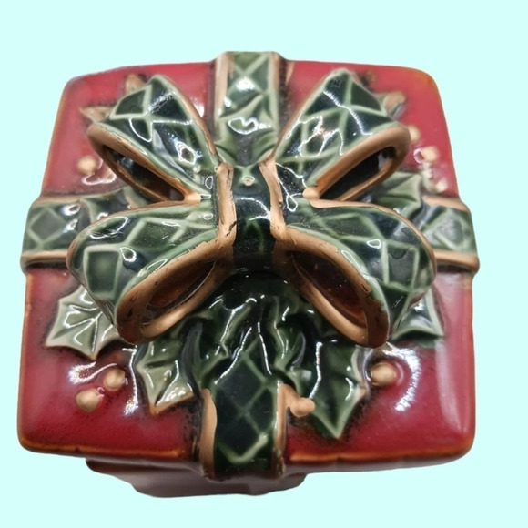 Ceramic canister a wrapped present 3d bow lid - Picture 8 of 10